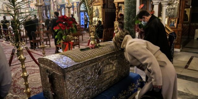 Ανεύθυνα ράσα, ψοφοδεείς πολιτικοί, ανεγκέφαλοι πιστοί: Επικίνδυνο κοκτέιλ, οι γιατροί να βάλουν το χέρι τους…