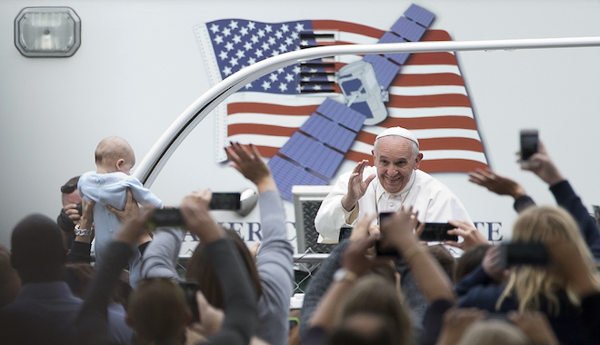 Ο Πάπας Φραγκίσκος καλεί τους Αμερικανούς “να προστατεύσουν τις δημοκρατικές αξίες”