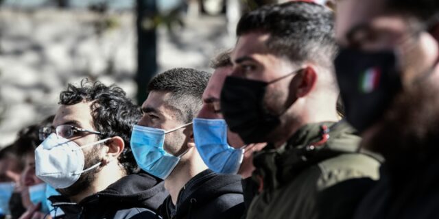 Σχέδιο Χρυσοχοΐδη για συναθροίσεις: Αυταρχισμός σε απευθείας μετάδοση