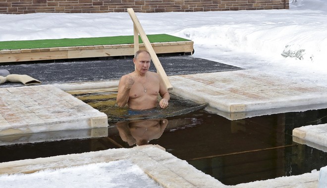 Κομάντο ο Πούτιν: Εκανε το σταυρό του και έπεσε στους -20 βαθμούς Κελσίου