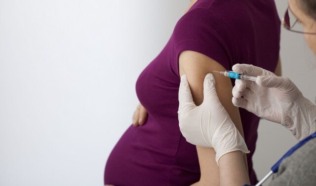 Νέες έρευνες: Τα εμβόλια κορονοϊού δεν αυξάνουν τον κίνδυνο αποβολής των εγκύων