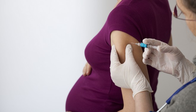 Κορονοϊός – Έρευνα: Οι εμβολιασμένες έγκυες περνάνε στα μωρά τους αντισώματα
