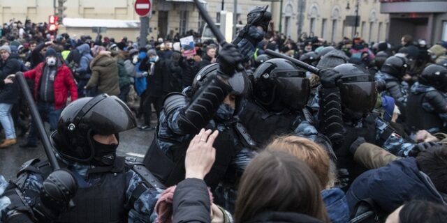 Ρωσία: Όργιο καταστολής στις διαδηλώσεις – Στην εντατική μια γυναίκα