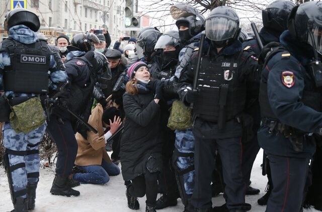 Ρωσία: Μπαράζ συλλήψεων σε διαδηλώσεις για τον Ναβάλνι – Ελεύθερη η σύζυγός του