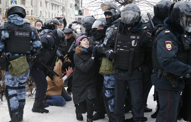 Ρωσία: Μπαράζ συλλήψεων σε διαδηλώσεις για τον Ναβάλνι – Ελεύθερη η σύζυγός του