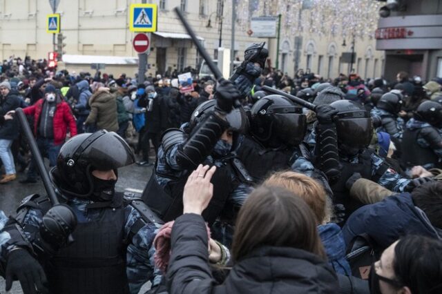 Ρωσία: Εκατοντάδες συλλήψεις υποστηρικτών του Ναβάλνι σε πορείες