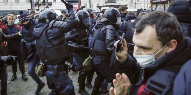 ΕΕ – ΗΠΑ: Καταδίκη της βίαιης καταστολής στις διαδηλώσεις υπέρ του Ναβάλνι