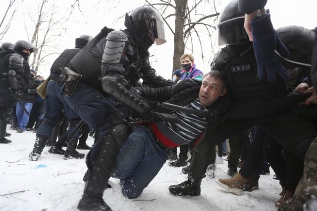 Μπορέλ: Λύπη για τις μαζικές συλλήψεις στις διαδηλώσεις υπέρ του Ναβάλνι