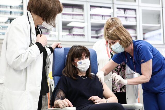 Κατερίνα Σακελλαροπούλου: Εμβολιάστηκε για την εποχική γρίπη