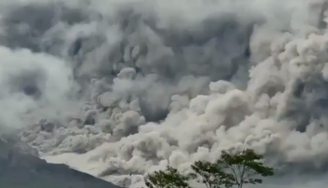 Ινδονησία: Έκρηξη του ηφαιστείου Σεμέρου- Τέφρα εκτοξεύτηκε σε ύψος 5 χιλιομέτρων
