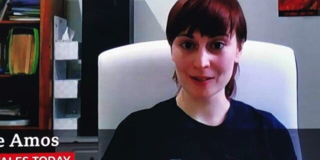 Βγήκε στο BBC με ένα σεξουαλικό αντικείμενο να φαίνεται από πίσω