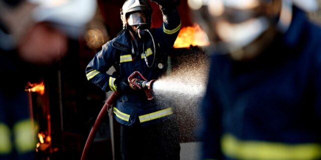 Φωτιά σε γραφεία πάνω από την Βαρβάκειο αγορά