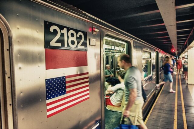 ΗΠΑ: Την έσπρωξε στις ράγες την ώρα που ερχόταν το μετρό