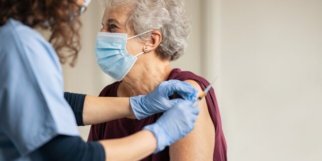 Εμβολιασμός για άτομα άνω των 85 ετών – Από Δευτέρα η αποστολή SMS