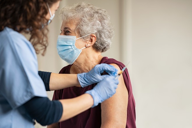 Εμβολιασμός για άτομα άνω των 85 ετών – Από Δευτέρα η αποστολή SMS