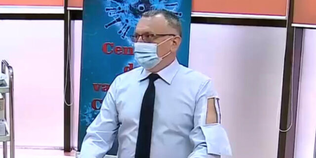 Ρουμάνος υπουργός πήγε να εμβολιαστεί με πουκάμισο βγαλμένο από το ΑΜΑΝ Telemarketing
