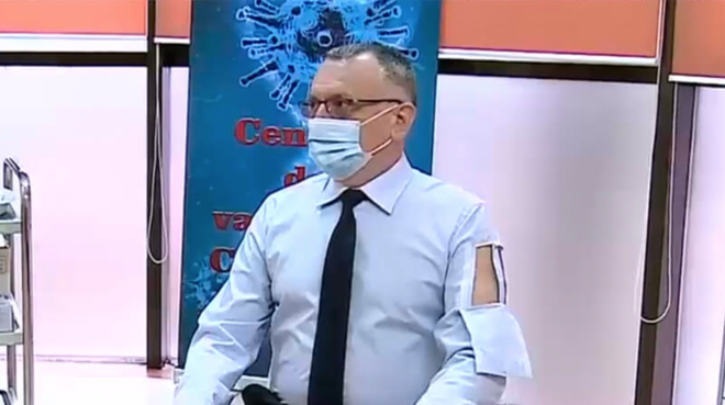 Ρουμάνος υπουργός πήγε να εμβολιαστεί με πουκάμισο βγαλμένο από το ΑΜΑΝ Telemarketing