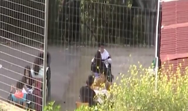 Ναύπλιο: Μαθητές έβγαλαν τα θρανία στην αυλή για να κάνουν μάθημα τηρώντας τις αποστάσεις