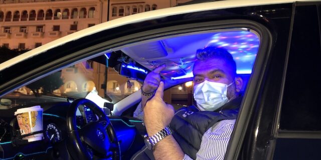 Θεσσαλονίκη: Έκανε το ταξί του club και προσφέρει χαμόγελα εν μέσω πανδημίας