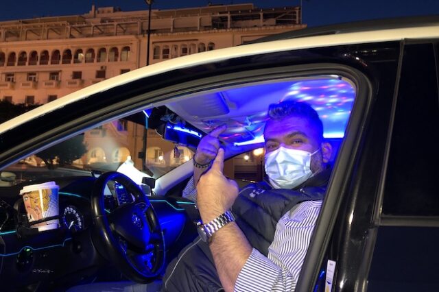 Θεσσαλονίκη: Έκανε το ταξί του club και προσφέρει χαμόγελα εν μέσω πανδημίας