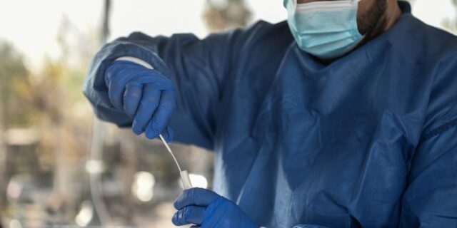 Ιδιωτικοί εκπαιδευτικοί: Μας αποκλείουν από τα δωρεάν τεστ κορονοϊού