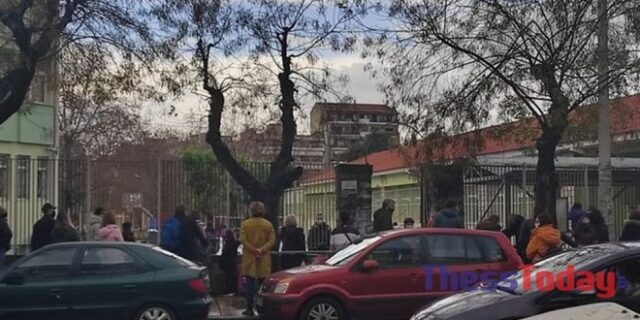 Θεσσαλονίκη: Συνωστισμός γονέων στο πρώτο κουδούνι