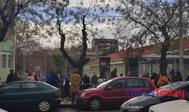 Θεσσαλονίκη: Συνωστισμός γονέων στο πρώτο κουδούνι