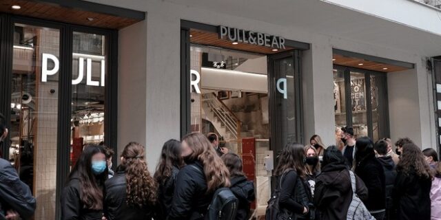 Θεσσαλονίκη: Μεγάλες ουρές έξω από τις εμπορικές αλυσίδες