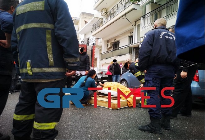 Θεσσαλονίκη: Διάσωση γυναίκας που κρεμόταν από μπαλκόνι