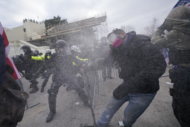 Εισβολή στο Καπιτώλιο: Μέλος της αστυνομικής δύναμης έγινε ο πέμπτος νεκρός