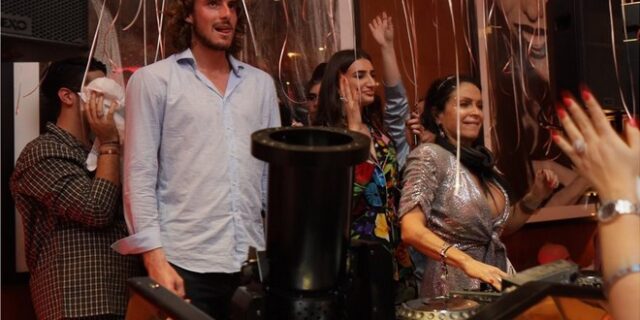 Αθήνα-Ντουμπάι: Ο Τσιτσιπάς έπαιξε σε “σποτ υπευθυνότητας”, φτιάξτε τώρα κι ένα με τον Κωστόπουλο…