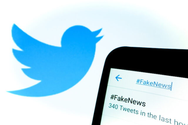 Το Twitter επιστρατεύει πιλοτικά τους χρήστες του στη μάχη κατά των fake news