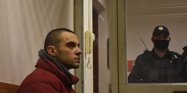 Φρίκη στην Ουκρανία: Κυκλοφορούσε γυμνός στον δρόμο με το κομμένο κεφάλι του πατέρα του