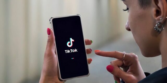 Tik Tok: Influencer κατηγορείται για αυτοκτονία 10χρονης στην Ιταλία – Τι είναι η “πρόκληση του μαντηλιού”