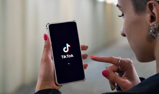 Tik Tok: Influencer κατηγορείται για αυτοκτονία 10χρονης στην Ιταλία – Τι είναι η “πρόκληση του μαντηλιού”