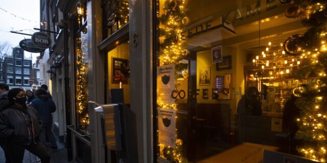 Άμστερνταμ: Έρχεται το τέλος των coffeeshops για τους τουρίστες