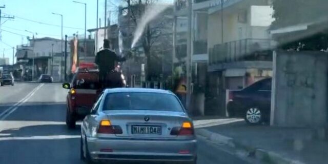 Αγιασμός με μάνικα: Παπάς ράντισε όλο το Λιανοκλάδι μέσα από πυροσβεστικό