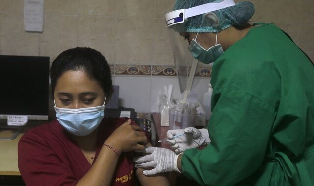 Κορονοϊός: Η Ινδονησία εμβολιάζει πρώτα τους νέους – Γιατί επέλεξε το “αντίθετο ρεύμα”