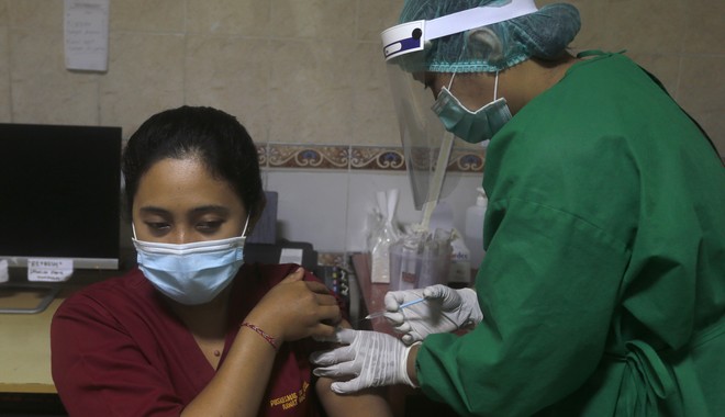 Κορονοϊός: Η Ινδονησία εμβολιάζει πρώτα τους νέους – Γιατί επέλεξε το “αντίθετο ρεύμα”