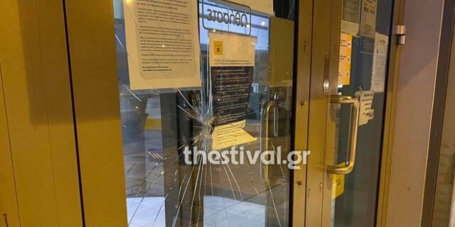 Θεσσαλονίκη: Επίθεση και φθορές σε υποκατάστημα τράπεζας