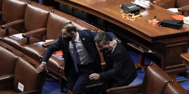 Εισβολή στο Καπιτώλιο: Οι εικόνες που σόκαραν τον πλανήτη