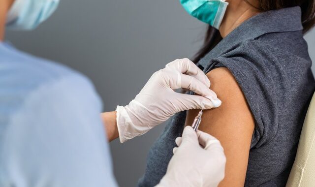 Κομισιόν: Έως το καλοκαίρι να έχει εμβολιαστεί το 70% των ενηλίκων