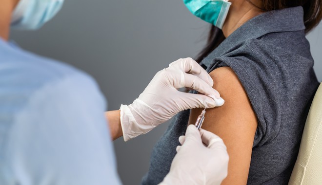 Κομισιόν: Έως το καλοκαίρι να έχει εμβολιαστεί το 70% των ενηλίκων