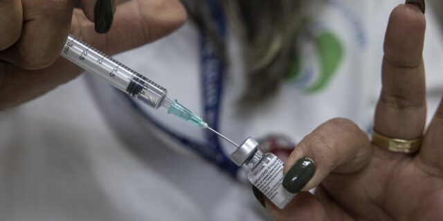 Κομισιόν: Συζητάμε με Pfizer/Biontech για περισσότερα εμβόλια