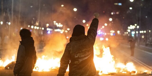 Ισπανία: Οργή στην Καταλονία για τη σύλληψη του ράπερ Πάμπλο Χασέλ