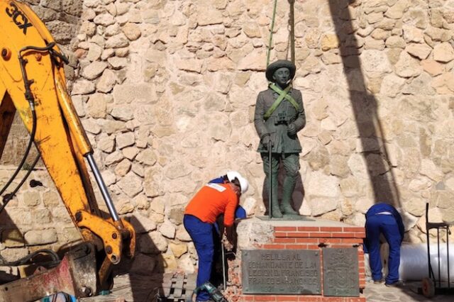 Ιστορική μέρα για την Ισπανία: Αποκαθηλώθηκε το τελευταίο άγαλμα του δικτάτορα Φράνκο