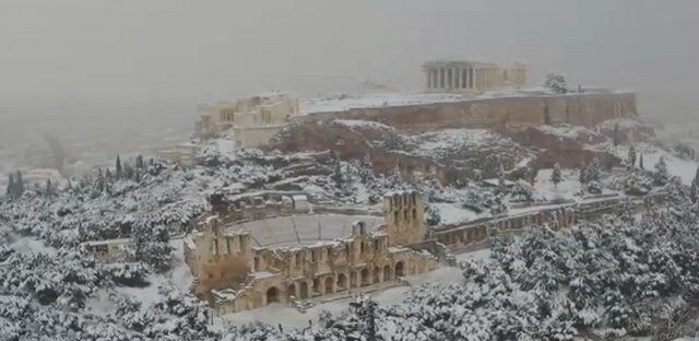 Κακοκαιρία Μήδεια: Μαγευτικές εικόνες από την χιονισμένη Ακρόπολη