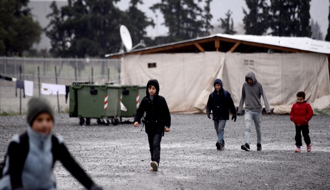 Στην ελληνική κυβέρνηση η οικονομική βοήθεια στους αιτούντες άσυλο – Ο “μύθος” των 450 ευρώ