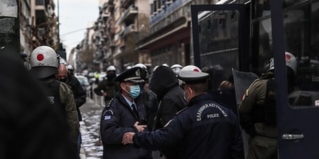 Ομάδα αντιεξουσιαστών εισέβαλε στο Υπουργείο Υγείας και πέταξε τρικάκια