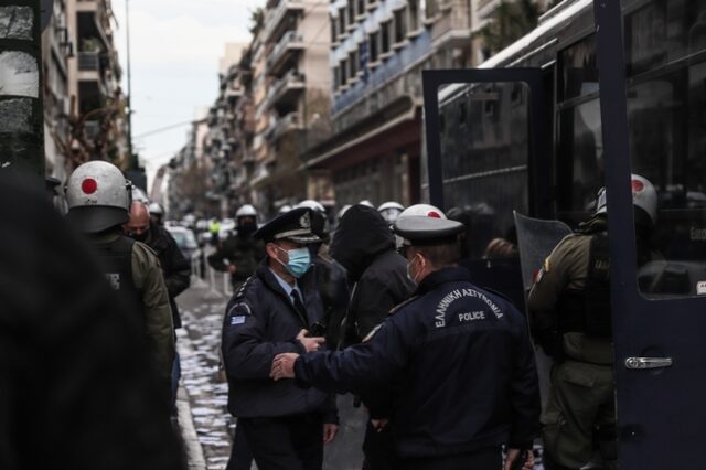 Ομάδα αντιεξουσιαστών εισέβαλε στο Υπουργείο Υγείας και πέταξε τρικάκια